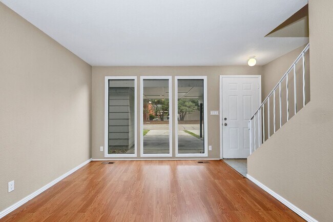 Building Photo - 2bed, 1.5 bath Duplex with Covered Carport & Fenced Yard!