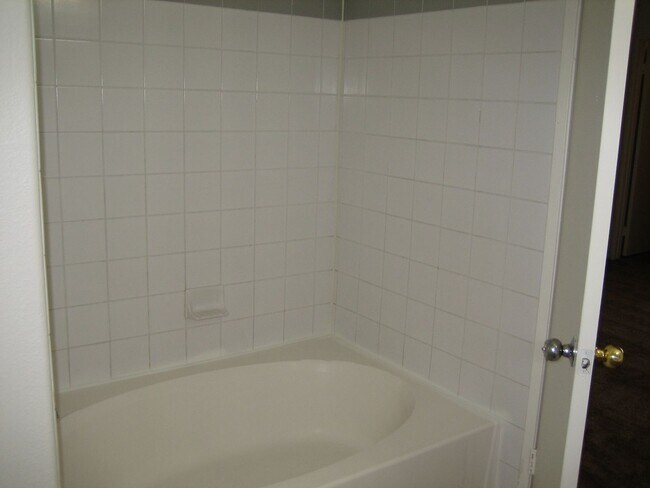 Building Photo - NICE CONDO, 3 BEDROOMS, 2 FULL BATHS, NEW ...