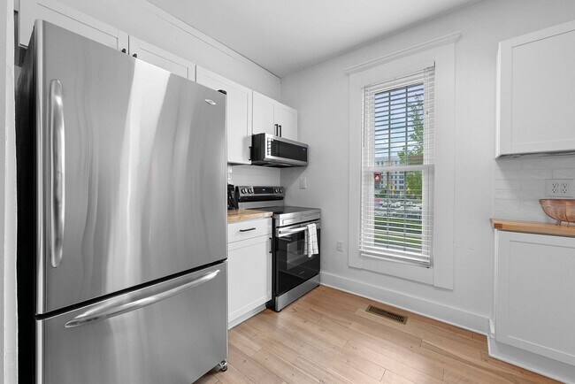 Building Photo - Updated Bungalow, Steps from Short North and OSU