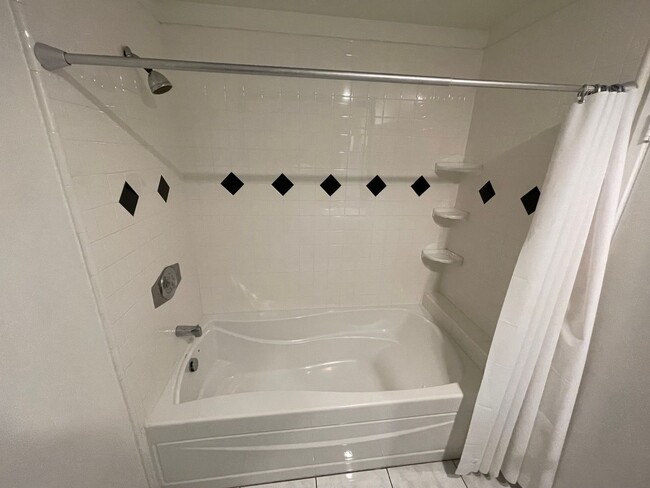 Building Photo - Bright 2bd/2bth in Quiet Del Mar Gated Community