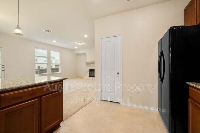 Building Photo - 907 Solitude Dr