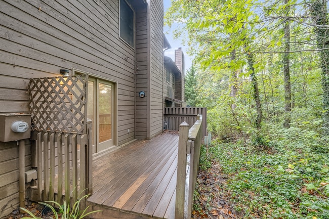 Building Photo - Bright 2-Bedroom Townhouse with Garage & P...