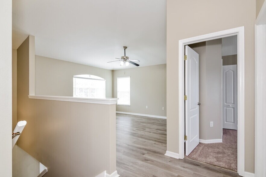 Building Photo - 758 Star Pointe Dr