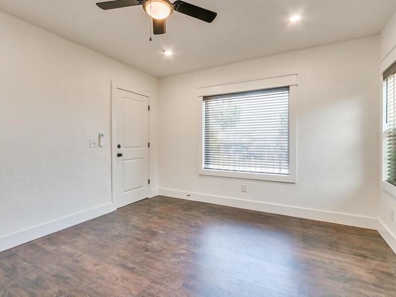 Living room - 2409 N Robinson Ave