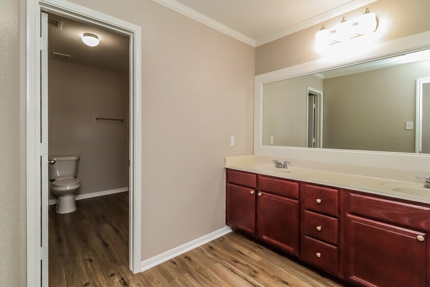 Building Photo - 9952 Swallow Dr