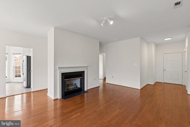 Building Photo - 4131 Fountainside Ln