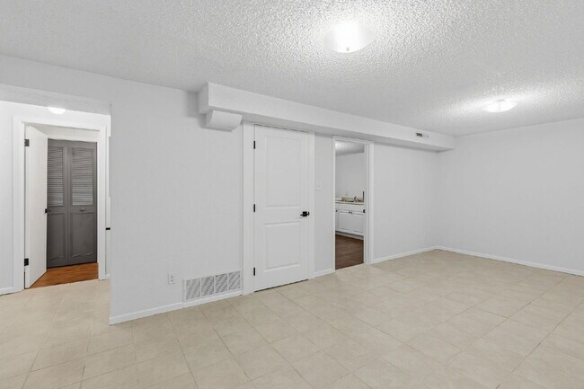 Building Photo - 930 Bowser Dr