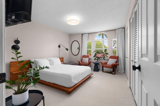 Building Photo - 1321 Bayview Dr