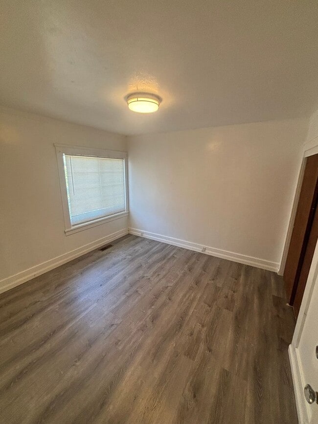 Building Photo - 2 bedroom home w/a beautiful backyard! AVAILABLE NOW!