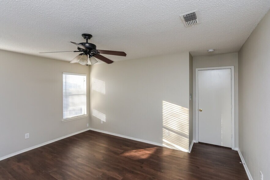 Building Photo - 4220 Fernleaf Dr
