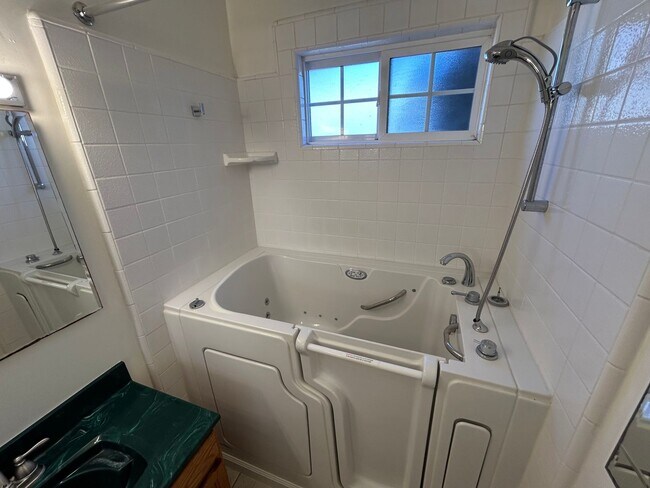 Building Photo - Lovely house for rent: 4 bed 1.75 bath in ...