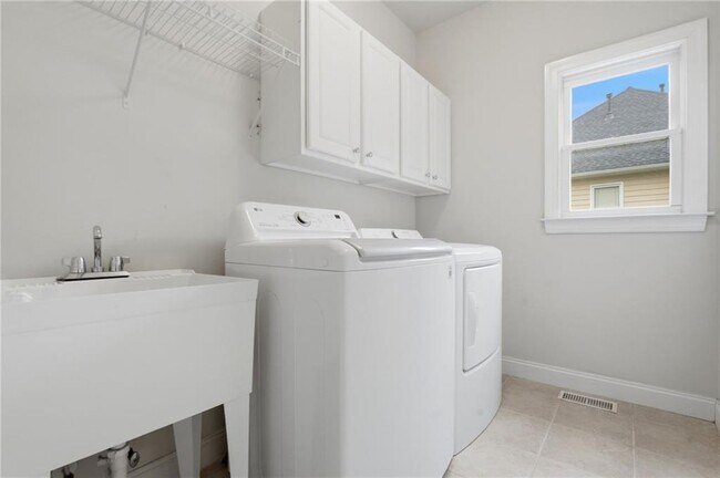 Building Photo - 3561 Carriage Glen Way