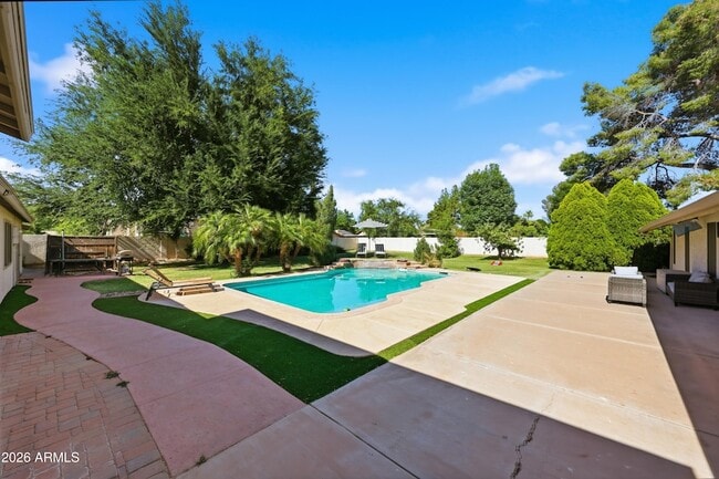 Building Photo - 10432 W Avalon Dr