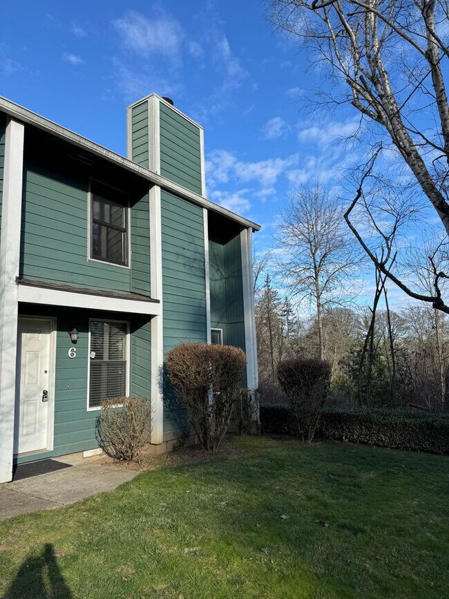 Building Photo - $500 off 1st Rent - Spacious 3 bedroom, 1.5 bathroom Townhouse, Lush Greenspace