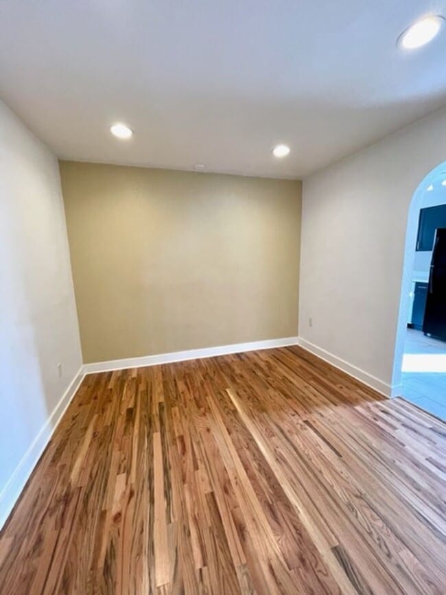 Building Photo - Wonderful Single Level Updated home with A/C!