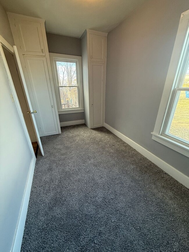 Building Photo - Lovely 2 bedroom now available!