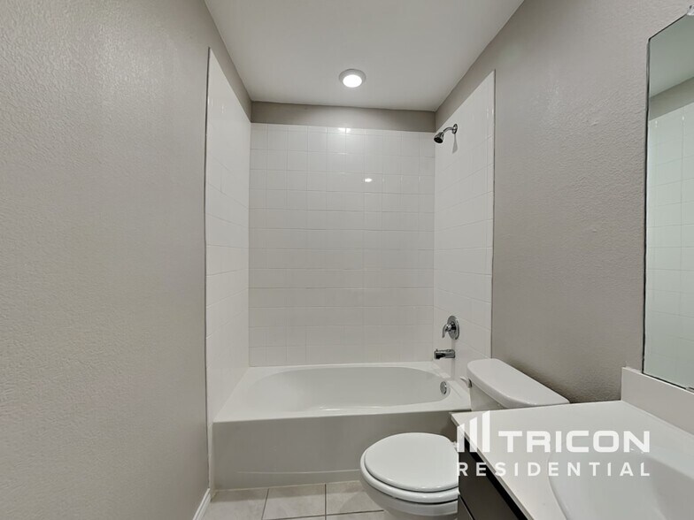 Building Photo - 821 Alton Dr