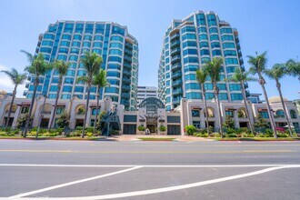 Building Photo - Gorgeous Park Laurel condominium