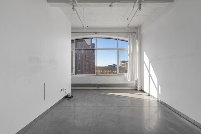 Building Photo - 700 N Washington Ave