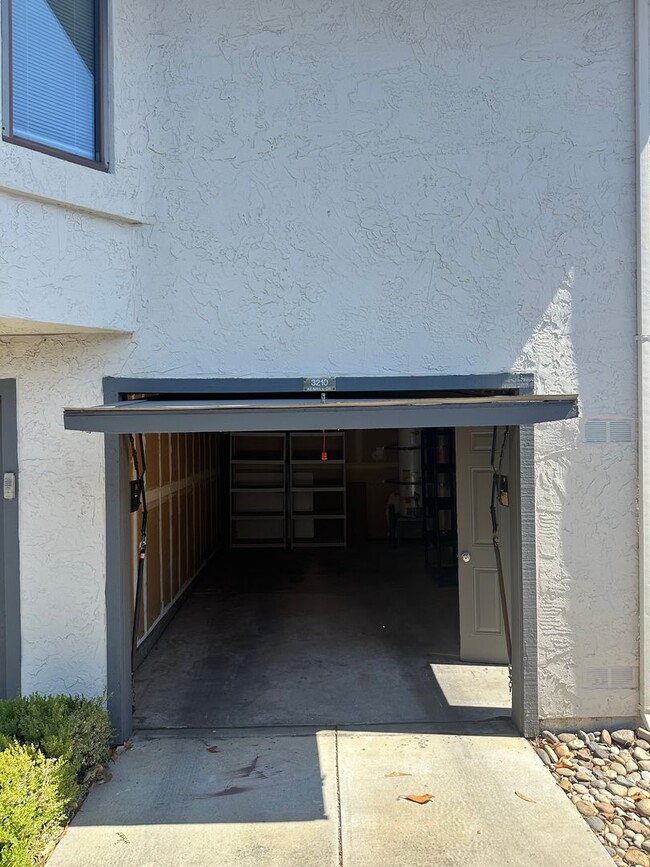 Building Photo - Condo, ready for move-in!