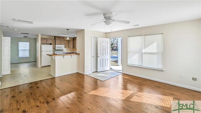 Building Photo - 801 Davis Ave