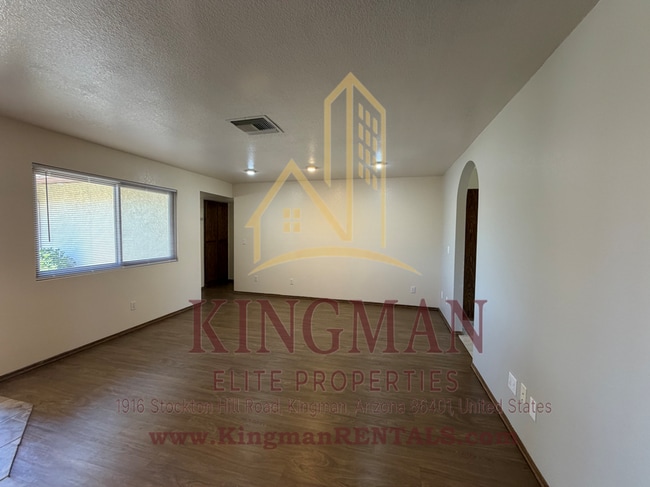 Building Photo - 3 Bedroom / 2 Bath Home with Courtyard Entry, Fireplace & Spacious Backyard