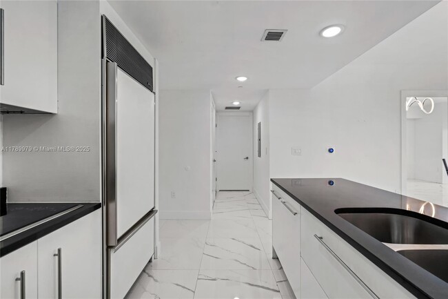 Building Photo - 475 Brickell Ave