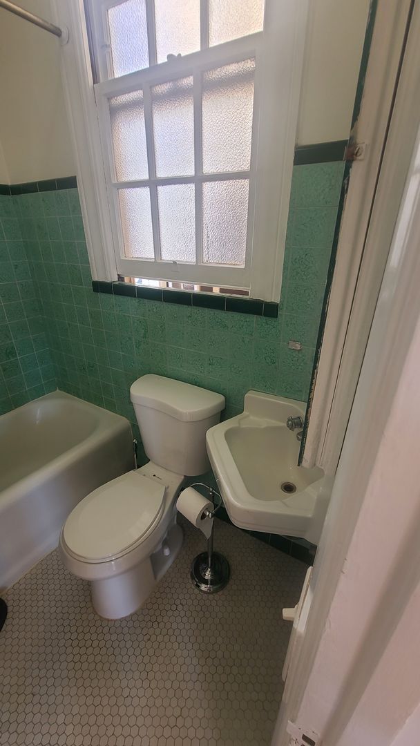 Building Photo - Full of Natural Light & Character Apt in N...