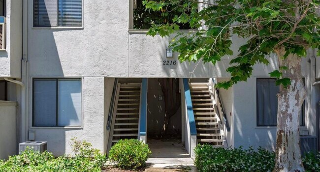 Entrance, right staircase - 2216 River Run Dr
