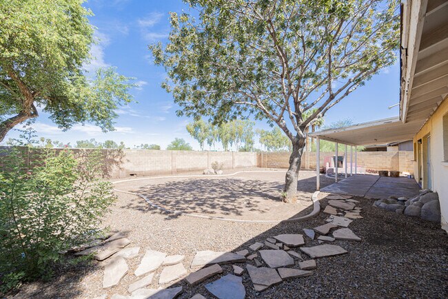 Building Photo - 2812 S Cottonwood Dr