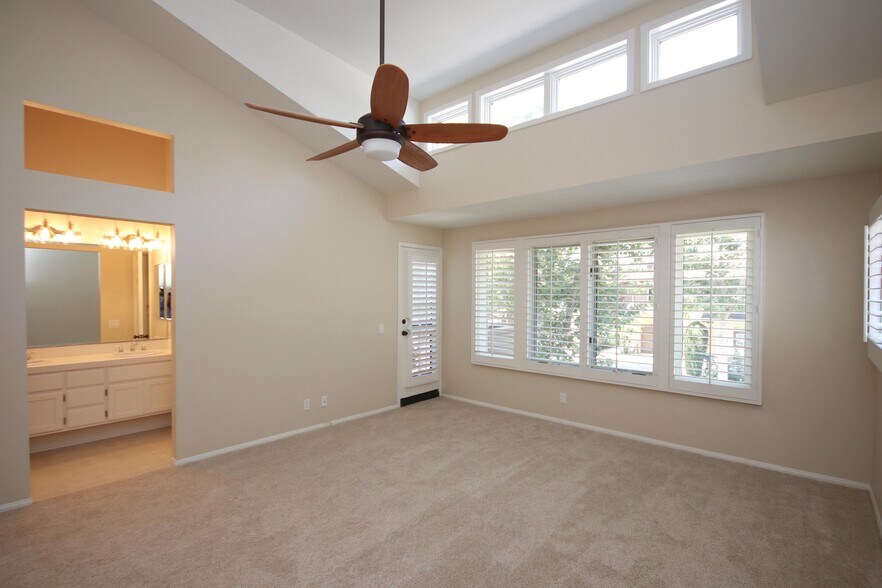 Building Photo - 1074 Rocton Dr