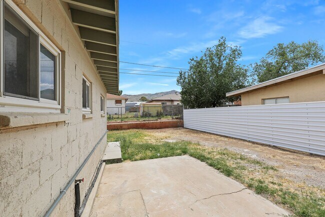 Building Photo - Super Cute 3 Bedroom 2 Bath Home!