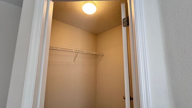 Building Photo - Upgraded Avalon Park 3 Bed/2.5 Bath Townhome!