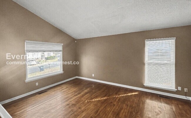 Building Photo - 3 Bed/2 Bath Home with Garage / Pet-Friendly / Vouchers Accepted / Available Now!