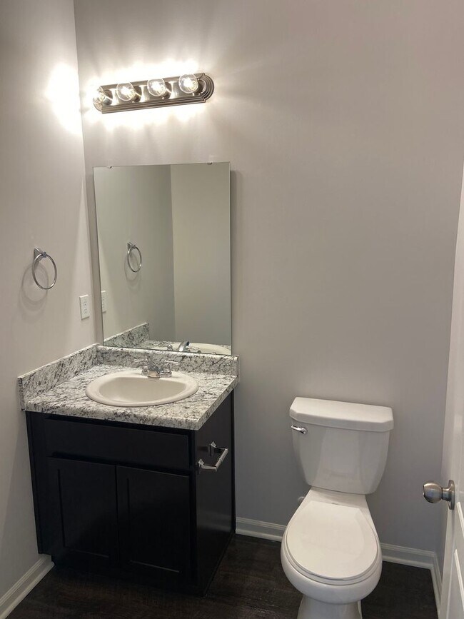 Building Photo - Pre-Leasing Now: Comfortable 3-Bedroom, 2.5-Bath Home in Oak Woods!