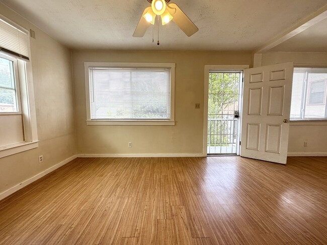 Building Photo - Cute 1 Bedroom 1 Bathroom Unit