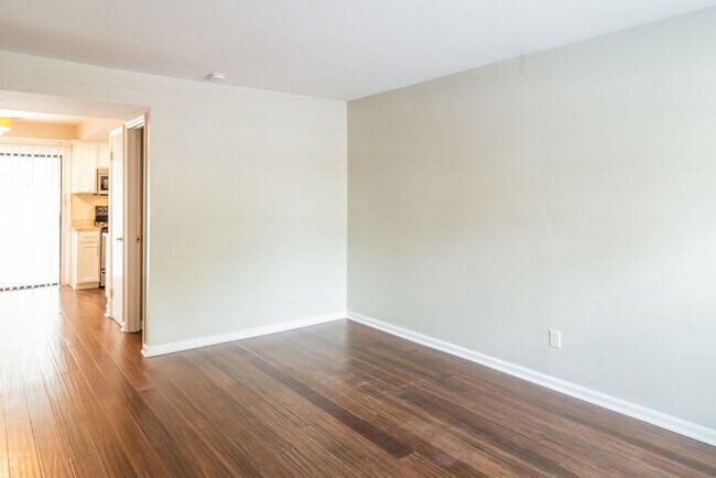 Building Photo - Inviting 2-Bedroom Townhome in Mount Pleasant