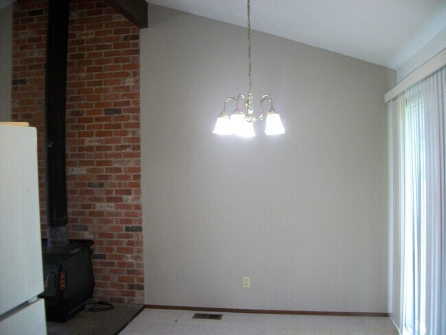 Building Photo - Tracyton Home! 2 Bedrooms with Large Fenced Yard