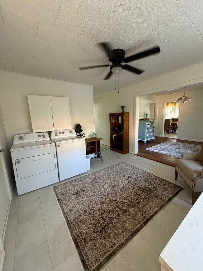 Building Photo - 1104 E Sycamore St