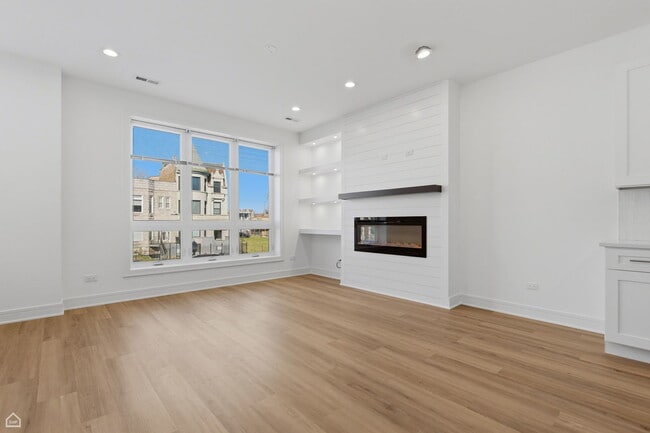 Building Photo - 4841 S Prairie Ave