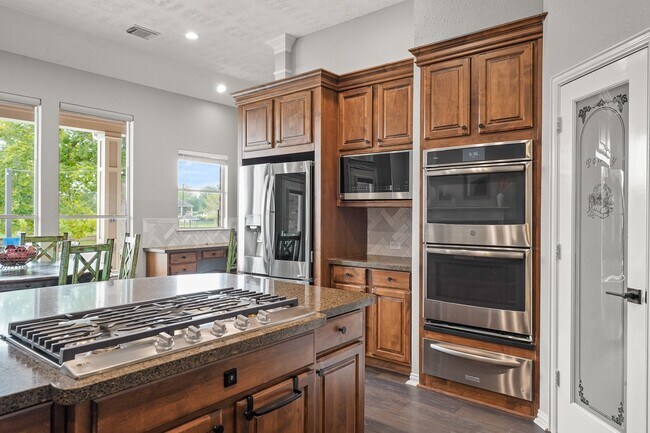 Building Photo - 4703 Oxbow Cir W