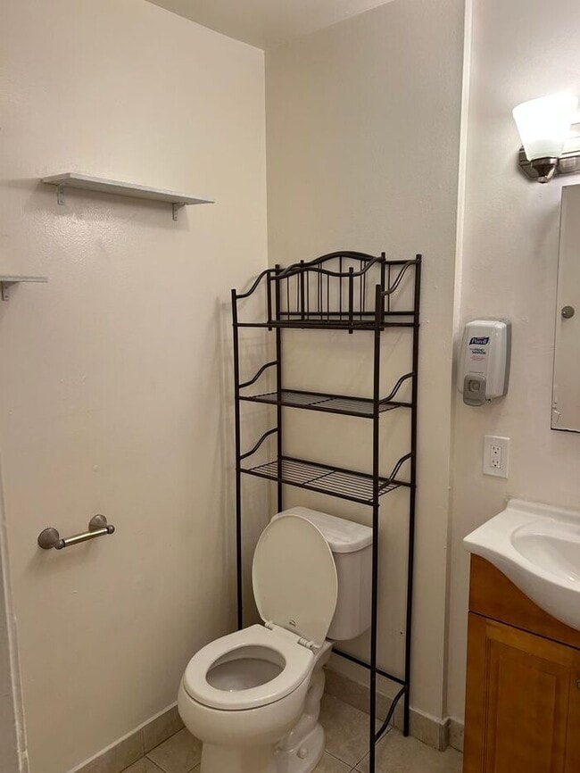 Building Photo - REALLY NICE UPSTRS 1BD 1BA FOR LEASE!