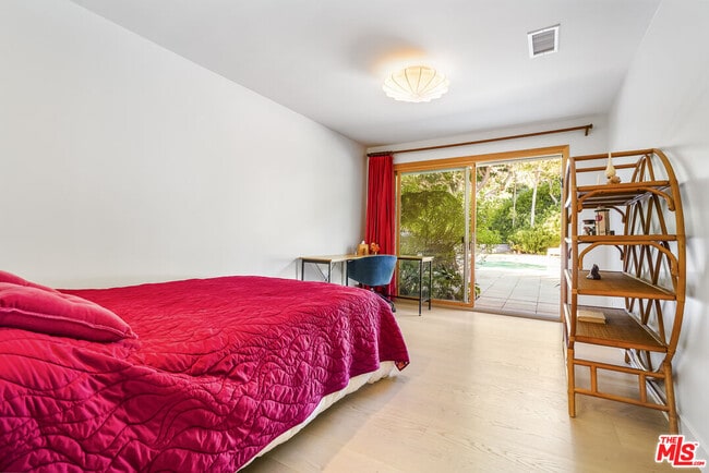 Building Photo - 375 S Surfview Dr