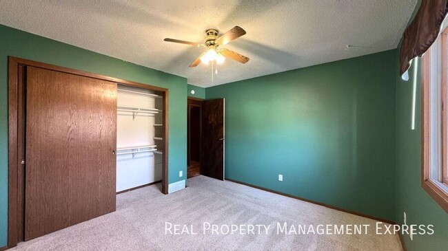 Building Photo - Spacious 4 Bed 2 Bath Single Family Home w...