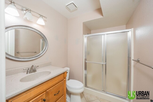 Building Photo - Spacious 4 bedroom and 3 bathroom house fo...