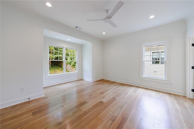 Building Photo - 2717 Skyland Dr NE