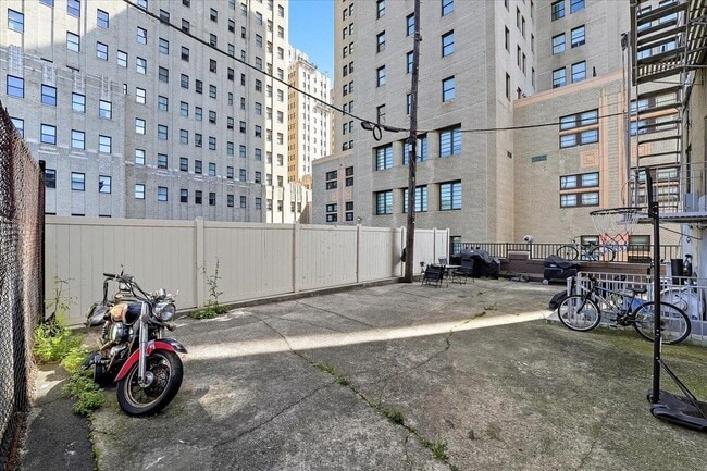 Building Photo - 134 CLIFTON Pl