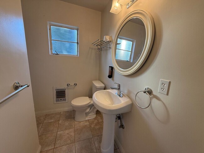 Building Photo - Flexible Living 4 Bedroom Home with Pool & Garage