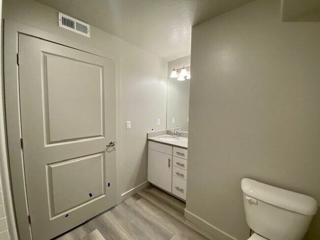 Building Photo - APARTMENT IN GREAT LOCATION FOR RENT!