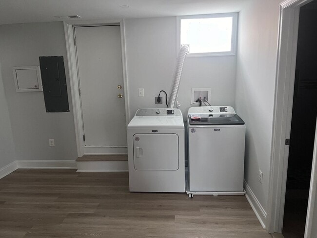 Building Photo - Stunning 3-Bedroom Renovated Townhome in Edmonson Village